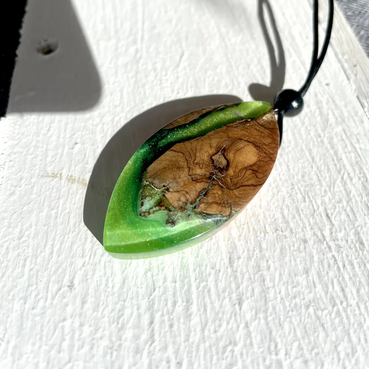 Kettenanhänger Simple Stick "Green Leaf" / Olivenholz – Bild 3