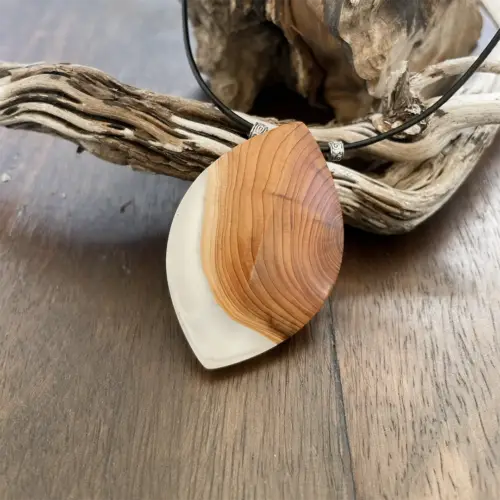 Kettenanhänger aus Holz & Harz